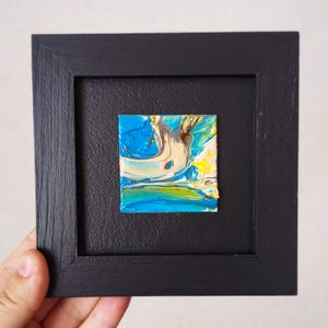 Marco pequeño de pintura al óleo negro de 5 x 5 pulgadas, arte abstracto azul, obra de arte oscura diminuta, miniatura original, nubes modernas azules, pintura, arte de pared masculino