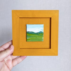 Piccolo dipinto astratto giallo, piccolo dipinto a olio, arte moderna strutturata, miniatura color senape con cornice