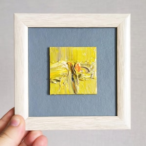Pintura al óleo original abstracta pequeña amarilla para galería de pared, obra de arte diminuta de 5 x 5, mini arte, decoración moderna, decoración colorida de terracota gris, marco claro