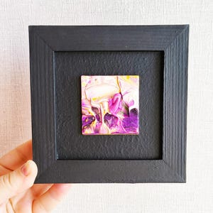Arte diminuto negro, marco para pintura al óleo de 5 x 5 pulgadas, obra de arte abstracta moderna en miniatura púrpura y amarillo, flores de primavera, decoración del hogar Whimsigoth, decoración cottagecore