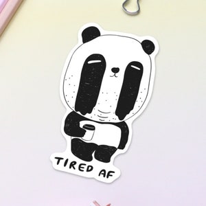 Müde Af Aufkleber, dunkler Kreis Panda hält Kaffeetasse, lustiges Erwachsenenbild Aufkleber, Geschenk für Mitarbeiter Papa Freund, glänzende Vinyl Laptop Aufkleber