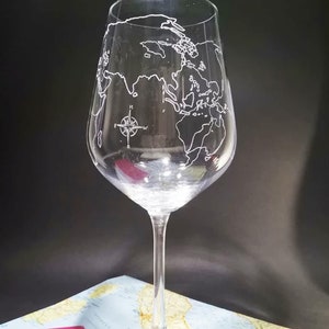 Wijnglas wereldkaart – Handgegraveerd reiscadeau – Aangepast wijnglas voor kaartliefhebbers – Gepersonaliseerd glas voor reizigers en ontdekkingsreizigers