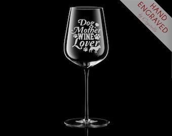 Könnte beinhalten: Ein klares Weinglas aus Glas mit dem Text "Dog Mother Wine Lover" auf der Seite. Das Glas hat außerdem ein Pfotenabdruck-Design und eine Silhouette eines Hundes.