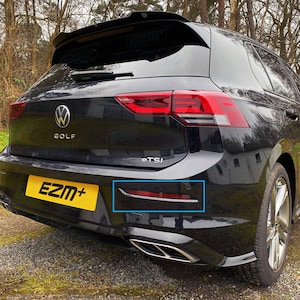Könnte beinhalten: Schwarzer Volkswagen Golf mit einem Heckstoßfängerreflektor. Das Auto hat ein "GOLF"-Emblem und den Text "eTSI" auf der Rückseite.