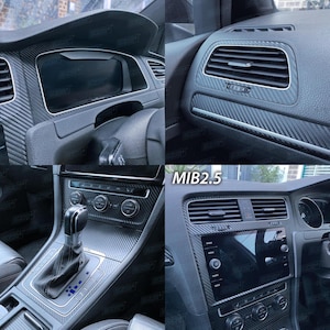 Può includere: Un kit di rivestimento per cruscotto auto con motivo in fibra di carbonio grigio scuro. Il set include coperture per il quadro strumenti, le bocchette dell'aria, la console centrale, il cambio e lo schermo MIB2.5.