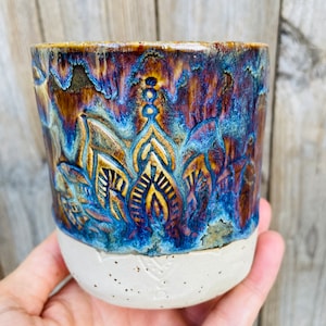 Taza de cerámica, hecha a mano