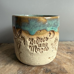 Tazza in ceramica con elfo – Tazza da fata fatta a mano in ceramica – Tazza fantasy – Regalo in stile cottagecore – Tazza in gres unica