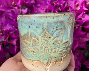 Tasse getöpfert Keramik gruen handgemacht