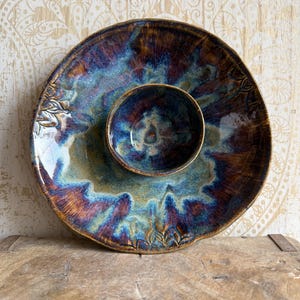 Handgjord keramisk dippskål med chips och dipp – magiska färger och lotusdesign