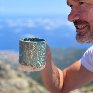 Keramisk mugg, handgjord och krukagjord