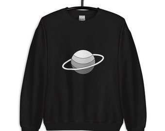 Könnte beinhalten: Schwarzes Sweatshirt mit Rundhalsausschnitt und einem Planeten-Grafik. Das Planetendesign ist in Grau- und Weißtönen gehalten und hat einen Ring. Das Sweatshirt hängt an einem schwarzen Kleiderbügel.