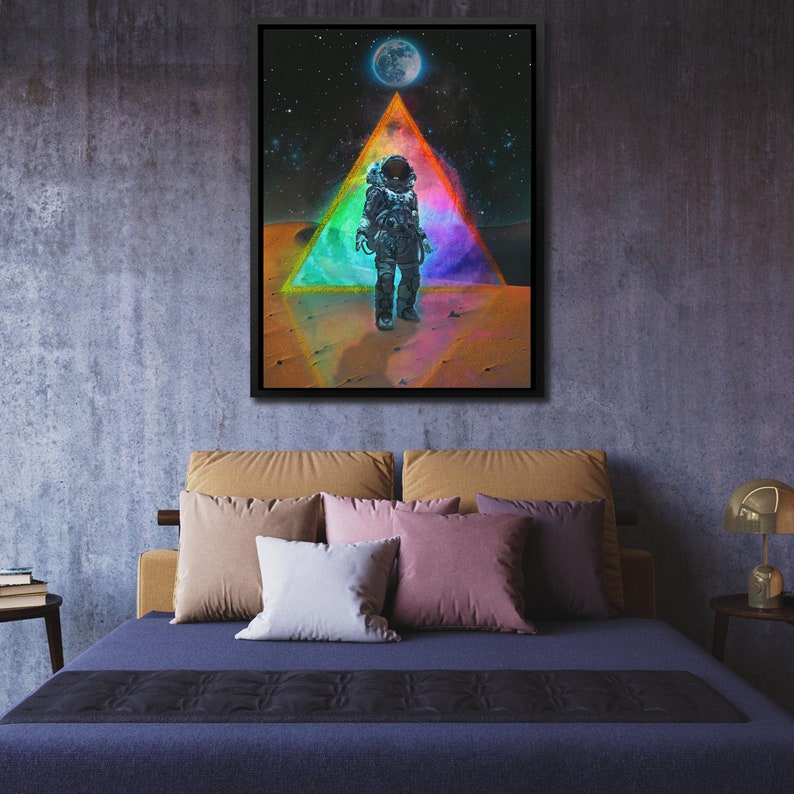Op de afbeelding: Een kleurrijke, abstracte driehoek met een gloeiend, iriserend effect. Een astronaut staat in het midden van de driehoek en kijkt uit naar een sterrenhemel met een maan in de verte. De astronaut draagt een wit ruimtepak met een blauw-groene helm.