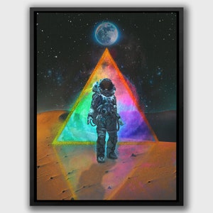 Op de afbeelding: Een astronaut in een wit ruimtepak staat op een rood, oranje en geel woestijnlandschap. Een grote, blauwe maan hangt aan de hemel boven een regenboogkleurige driehoek.