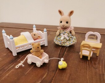 Retired Calico Critters Sylvanian families Bluebell Cottage Fully Furnished Plus Cottontail Rabbit family