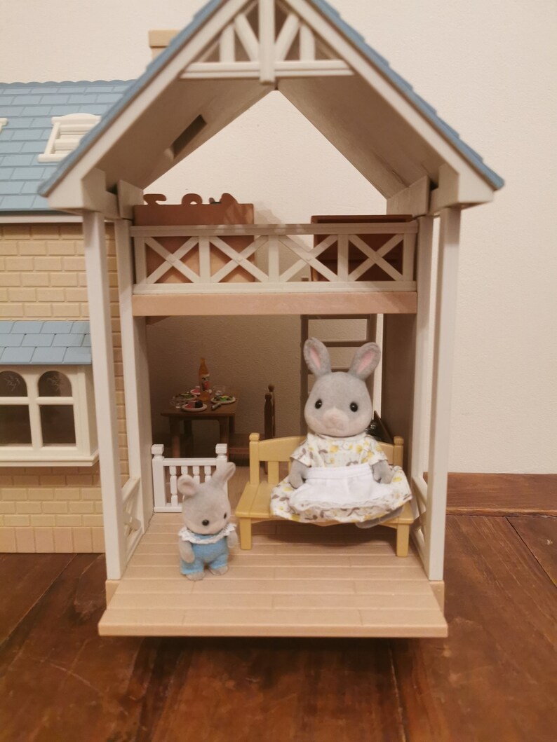 Retired Calico Critters Sylvanian families Bluebell Cottage Fully Furnished Plus Cottontail Rabbit family