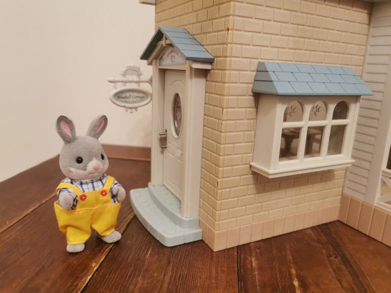 Retired Calico Critters Sylvanian families Bluebell Cottage Fully Furnished Plus Cottontail Rabbit family