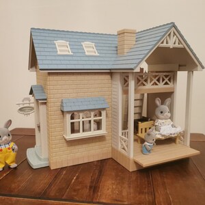 Retired Calico Critters Sylvanian families Bluebell Cottage Fully Furnished Plus Cottontail Rabbit family