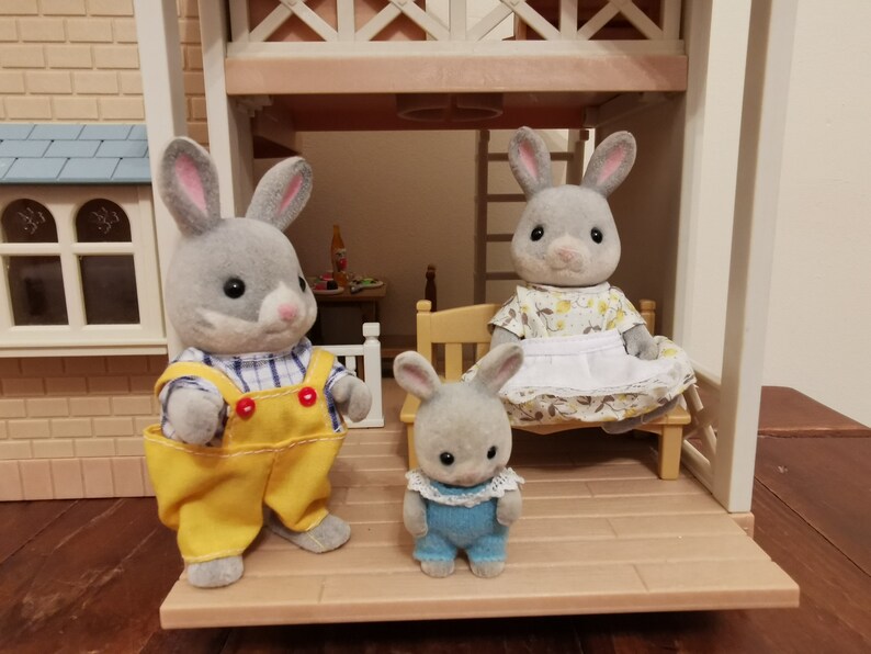 Retired Calico Critters Sylvanian families Bluebell Cottage Fully Furnished Plus Cottontail Rabbit family