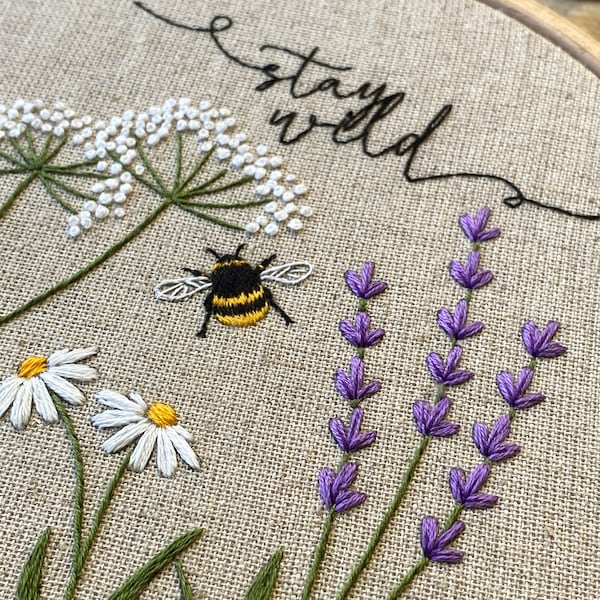 Patrón de bordado de abejas y flores: Diseño de jardín campestre (Descarga digital)