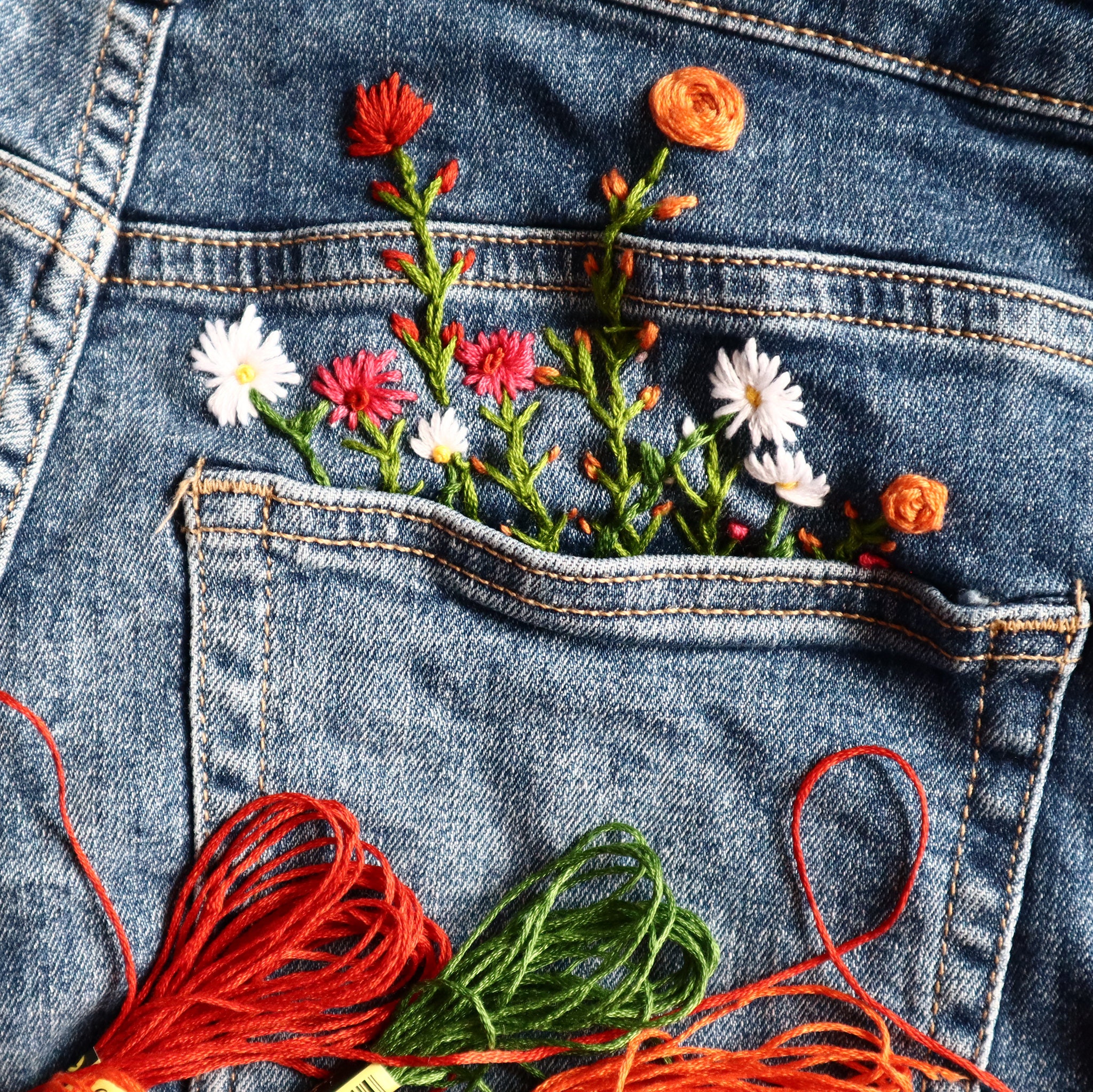 Pantalones vaqueros de mezclilla con flores bordadas para mujer