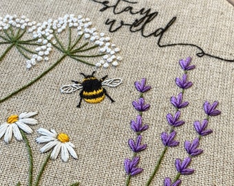 Wild Flowers & Bee Leinen-Stickset | Blumenstickset | Lavendel-Nadelarbeitsset | Von Bridgerton inspiriertes Stickprojekt | Wiese