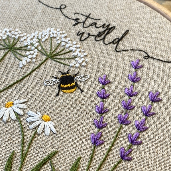 Broderikit för vildblommor och bi i linne: Nybörjarhantverk