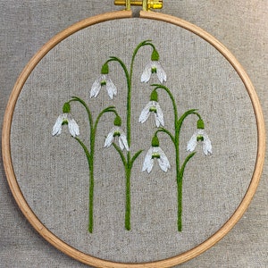 Schneeglöckchen Stickdatei: Leinen Frühling blumig