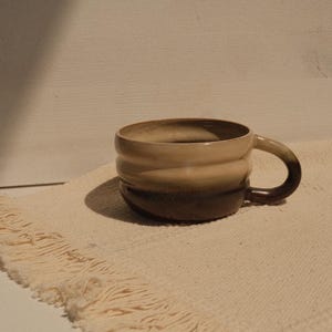 Handgemachte Keramiktasse | Minimalistische Tasse | Kaffeetasse aus Steinzeug | Creme-Grün-Braun, Bubble-Design