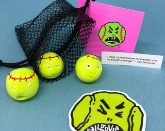 Bolas de sóftbol hechas a mano: talismán de buena suerte