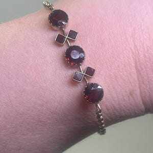 Pulseira vintage em ouro 9 quilates com corrente, joia fina em ouro maciço, granada genuína, elos em rubi vermelho-alaranjado.
