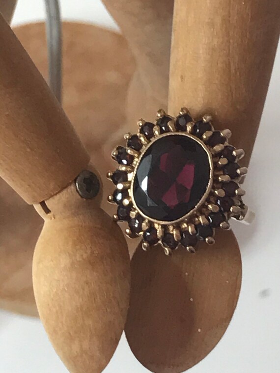 9ct solid gold vintage garnet solid gold ring 196… - image 3