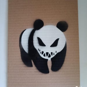 Banksy original de cartón Dismaland enmarcado con papeles