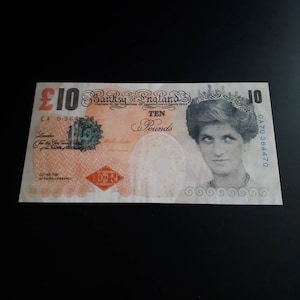 Banksy difaceou bilhete de reprodução da princesa Diana
