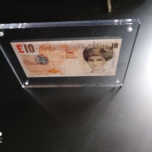 Biglietto originale Di Faced Tenner da 10 sterline di Banksy con blocco acrilico di carta Dismaland
