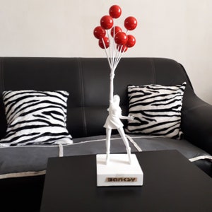 Banksy-Skulptur eines kleinen Mädchens mit einem roten Ballon + Banksy-Münze
