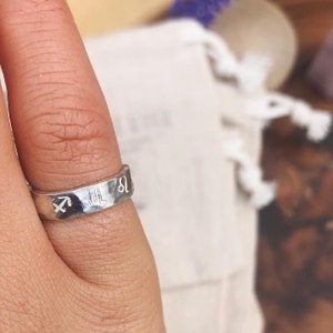 Obrączka ze srebra próby 925 ze znakiem zodiaku - 4 mm grubości, unisex, ze srebra próby 925 (możliwość personalizacji)