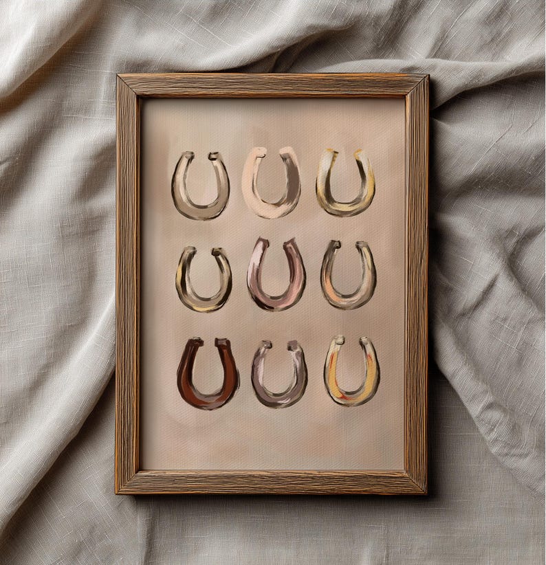Puede incluir: Un marco de madera rectangular que contiene una impresi&oacute;n con nueve ilustraciones de herraduras dispuestas en una cuadr&iacute;cula de tres por tres. Cada herradura presenta un tono marr&oacute;n distinto, desde beige claro hasta chocolate, sobre un fondo beige.