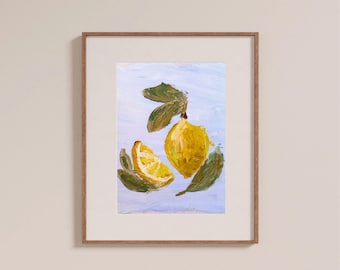 Puede incluir: Pintura enmarcada de un limón con una rodaja y hojas verdes. El limón es amarillo con una textura rugosa, y las hojas son verdes. El fondo es azul claro con pinceladas blancas. El marco es marrón.