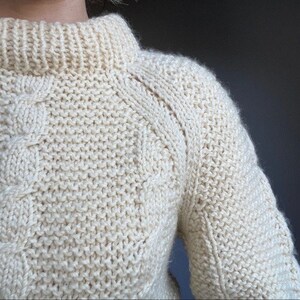 Vintage Womens Hand Knit Cream White Wool Fisherman Style Chunky Knit Sweater M image 9