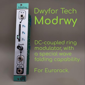 Puede incluir: Un módulo electrónico plateado y verde azulado con el texto "Modrwy" y "Dwyfor Tech". Cuenta con conectores de entrada, un mando de profundidad y el texto "Modulador de anillo acoplado a CC, con una capacidad especial de plegado de onda. Para Eurorack."