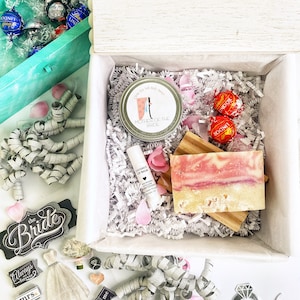 Engagement Gift - Bridal Shower Gift - Gift for Bride - Future Mrs. Wedding Gift - Gift for Bride - Custom Gift Box - Bride to be Box
