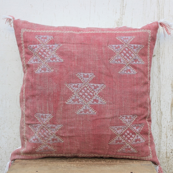 Housse de coussin brodée en lin rose | Housse de coussin fabriquée à la main avec teinture naturelle | Cadeau durable pour les amateurs de nature et de textile |
