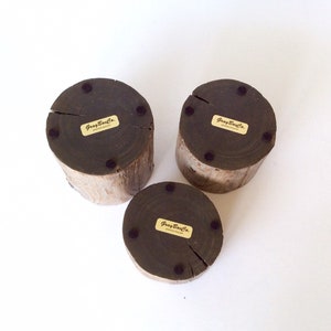 Peut inclure: Trois sous-verres en bois avec une finition brun fonc&eacute; et une &eacute;tiquette dor&eacute;e qui indique "Gray Owl Co.". Chaque sous-verre a un tampon en feutre sur le dessous.