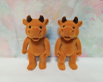 Skogsfamiljer Simba Par Kor Retroleksakskollektion Babykalikådjur Sylvanian-familjer Som Små Rascaler Mapletown Maple Town