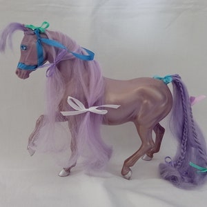 Lady Lovely Locks - Zijdezachte manen / Dame boucleline et les minicouettes - Zijdezachte vintage paardenpop oude retro speelgoedcollectie uit 1986