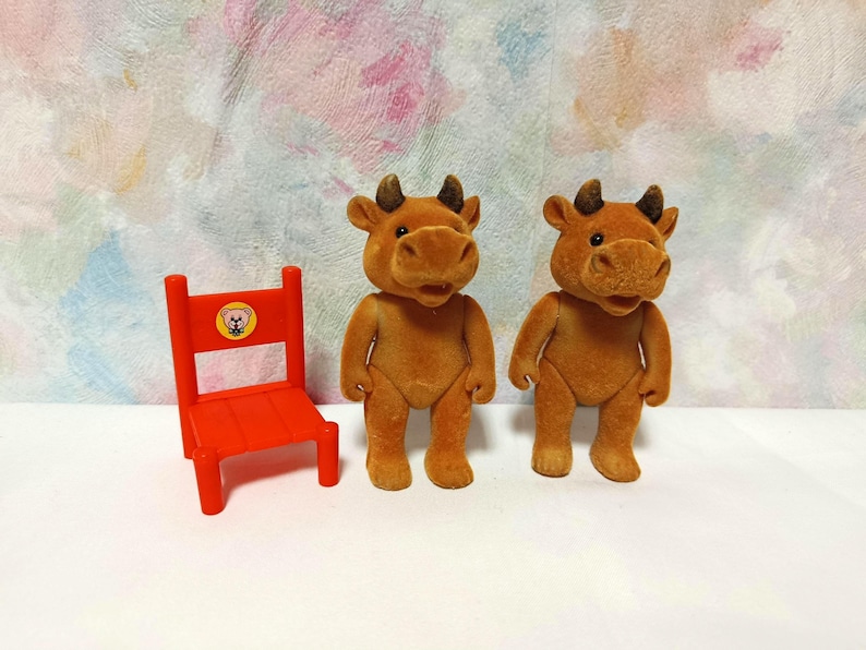 Skogsfamiljer Simba Kor retroleksakskollektion babykalikådjur Sylvanian-liknande Petits Malins Mapletown Maple Town bild 1