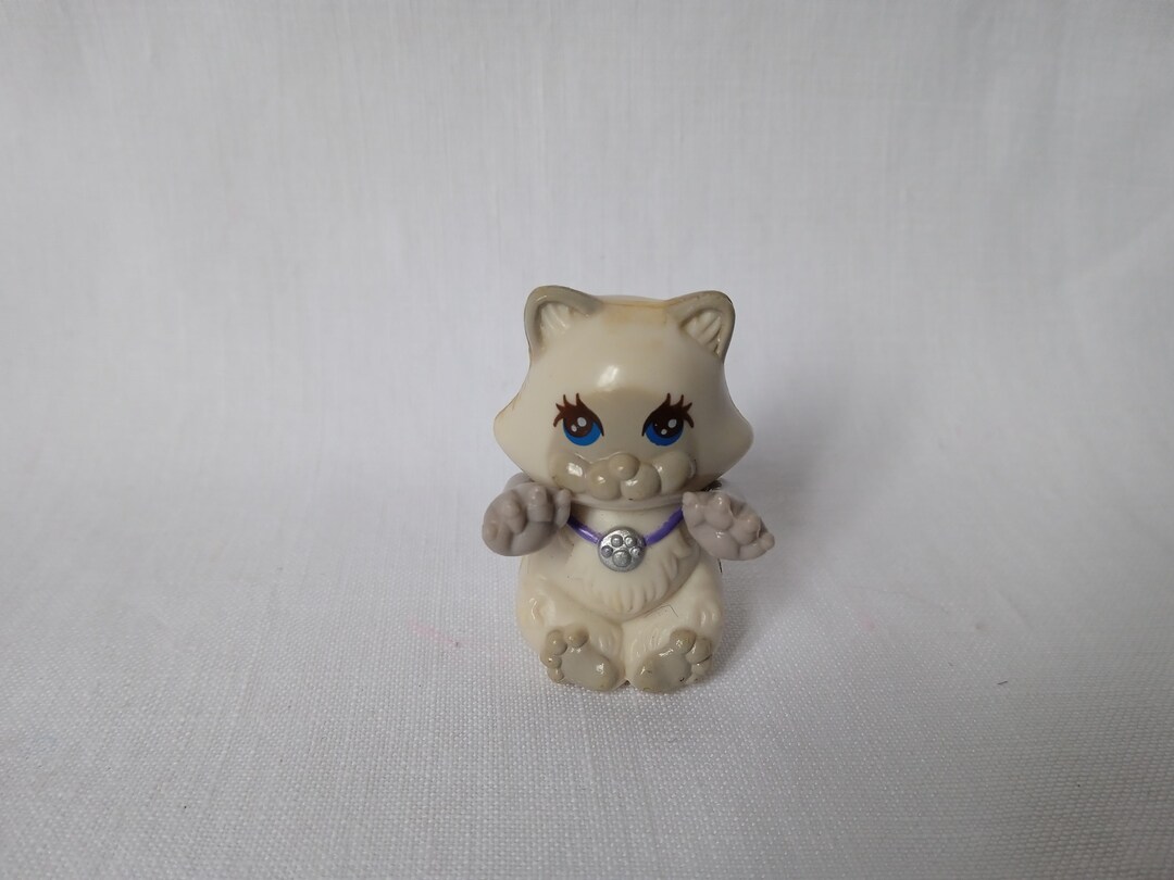 Littlest Pet Shop Kenner Vintage cutesy Kittens With Kitten Playhouse