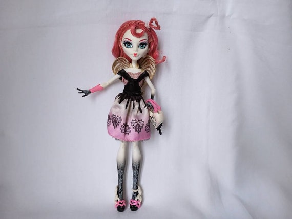 Monster High Howliday Draculaura Doll, Collectible Winter Edition, Pink &  Black Gown