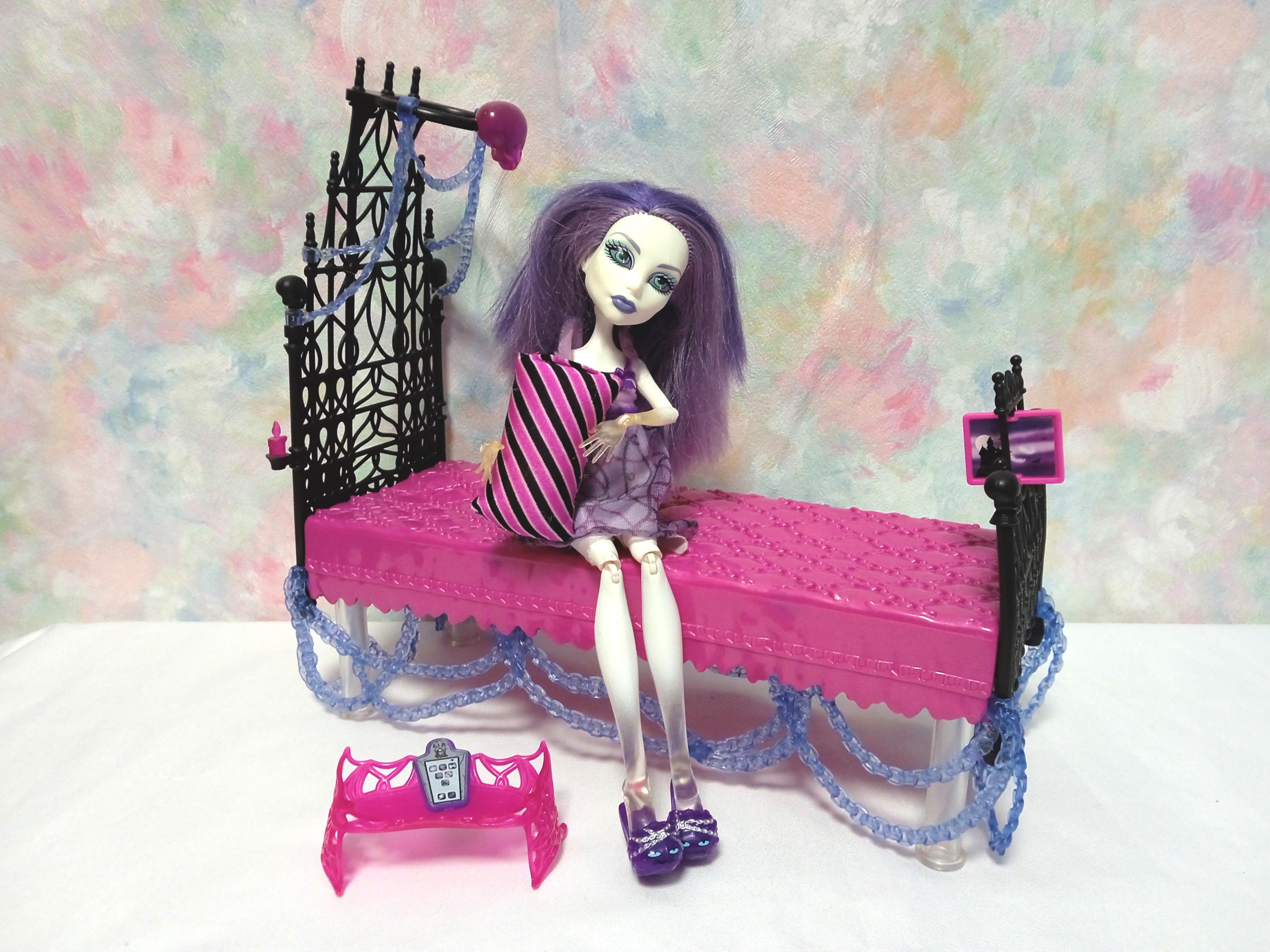 Monster High – Dead Tired Spectra Vondergeist mit Bett-Spielset – Mattel Sammlerpuppe, Vintage-Retro-Spielzeug