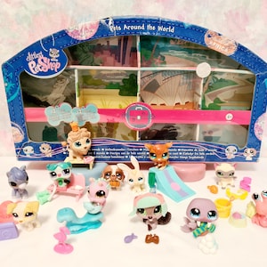 Puede incluir: Un colorido juego de Littlest Pet Shop con varias figuras de animales. El set incluye un maletín azul con un tema de viaje por el mundo y varios juguetes de animales pequeños con accesorios como un tobogán, un banco y cuencos.